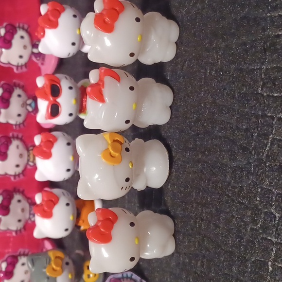 Limited Edition Sanrio Egg Surprise! Army of Hello Kittys - Picture 10 of 16